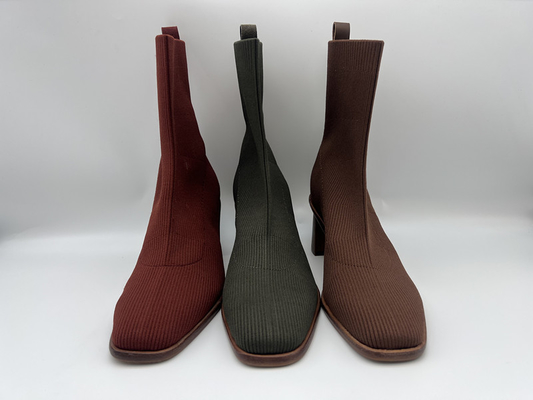 malha macia preta com as botas do tornozelo do vestido das mulheres de couro da vaca macia, salto de madeira real com pulverizador