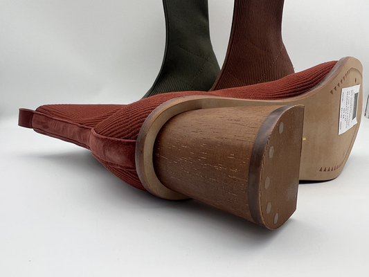 malha macia preta com as botas do tornozelo do vestido das mulheres de couro da vaca macia, salto de madeira real com pulverizador