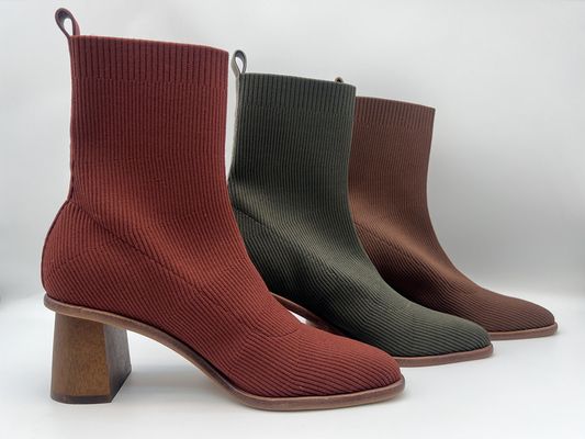 malha macia preta com as botas do tornozelo do vestido das mulheres de couro da vaca macia, salto de madeira real com pulverizador