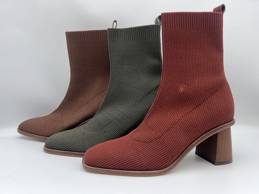 malha macia preta com as botas do tornozelo do vestido das mulheres de couro da vaca macia, salto de madeira real com pulverizador