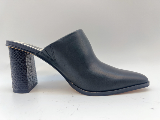 Um quadrado preto de couro macio Toe Pump Shoes de Nappa das sapatas superiores da parte