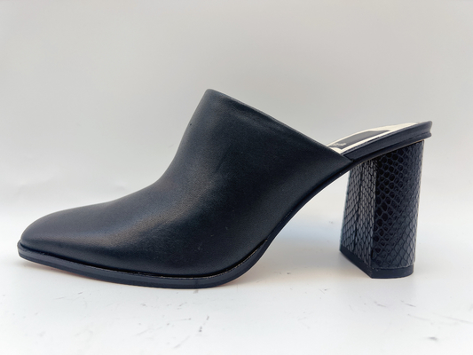 Um quadrado preto de couro macio Toe Pump Shoes de Nappa das sapatas superiores da parte