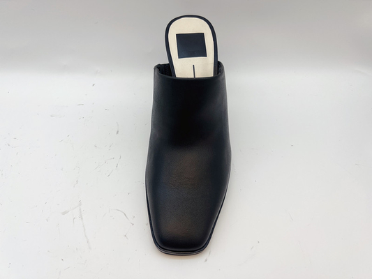 Um quadrado preto de couro macio Toe Pump Shoes de Nappa das sapatas superiores da parte