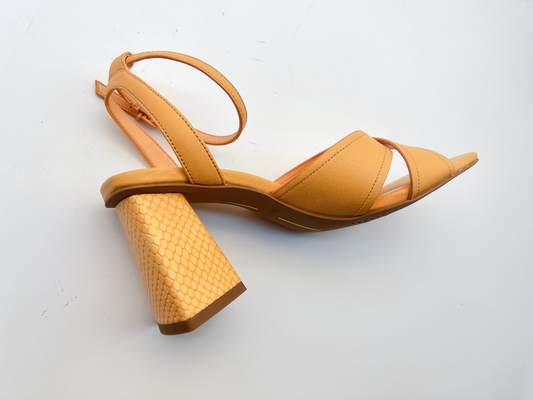 A laranja colocou saltos deslizadores transversais da correia das mulheres de couro do ODM/OEM de Toe Sandals do quadrado