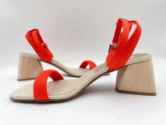 As senhoras alaranjadas cobrem brandamente a parte superior aberta de Toe With Soft Nappa Leather da única correia das sandálias