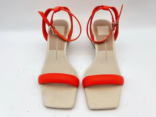 As senhoras alaranjadas cobrem brandamente a parte superior aberta de Toe With Soft Nappa Leather da única correia das sandálias