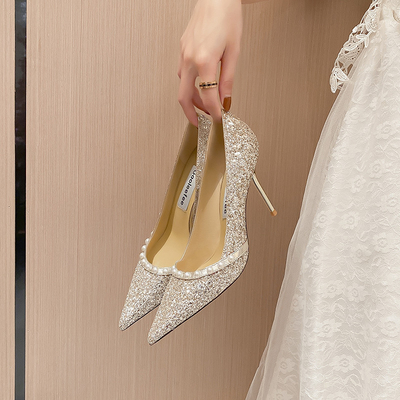 Bombas do casamento das senhoras da mola, pérola brilhante dourada Crystal Shoes da pele de carneiro