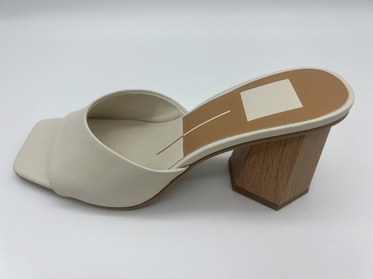 As sandálias de couro macias das senhoras de uma correia esquadram Toe Womens Beige Heeled Sandals