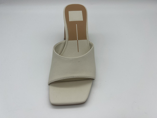 As sandálias de couro macias das senhoras de uma correia esquadram Toe Womens Beige Heeled Sandals