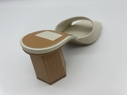 As sandálias de couro macias das senhoras de uma correia esquadram Toe Womens Beige Heeled Sandals