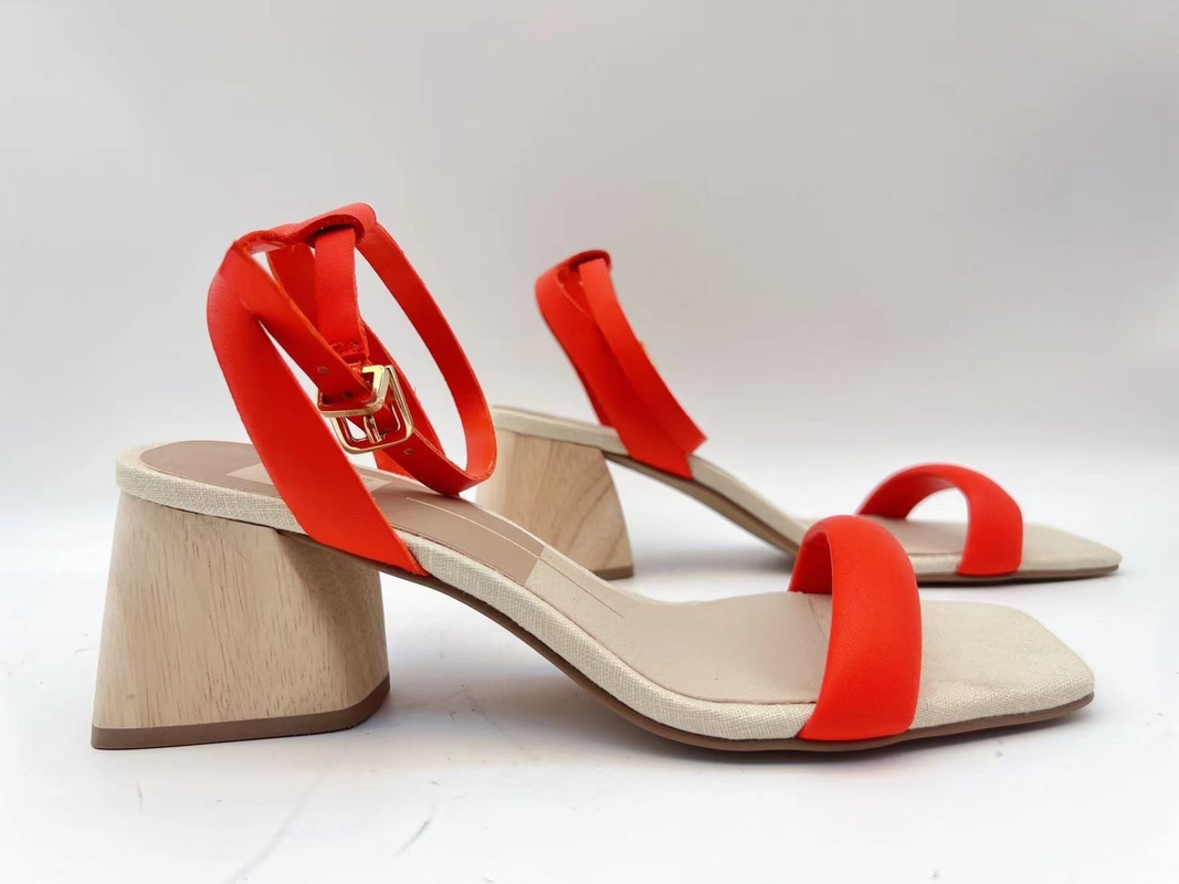 As senhoras alaranjadas cobrem brandamente a parte superior aberta de Toe With Soft Nappa Leather da única correia das sandálias